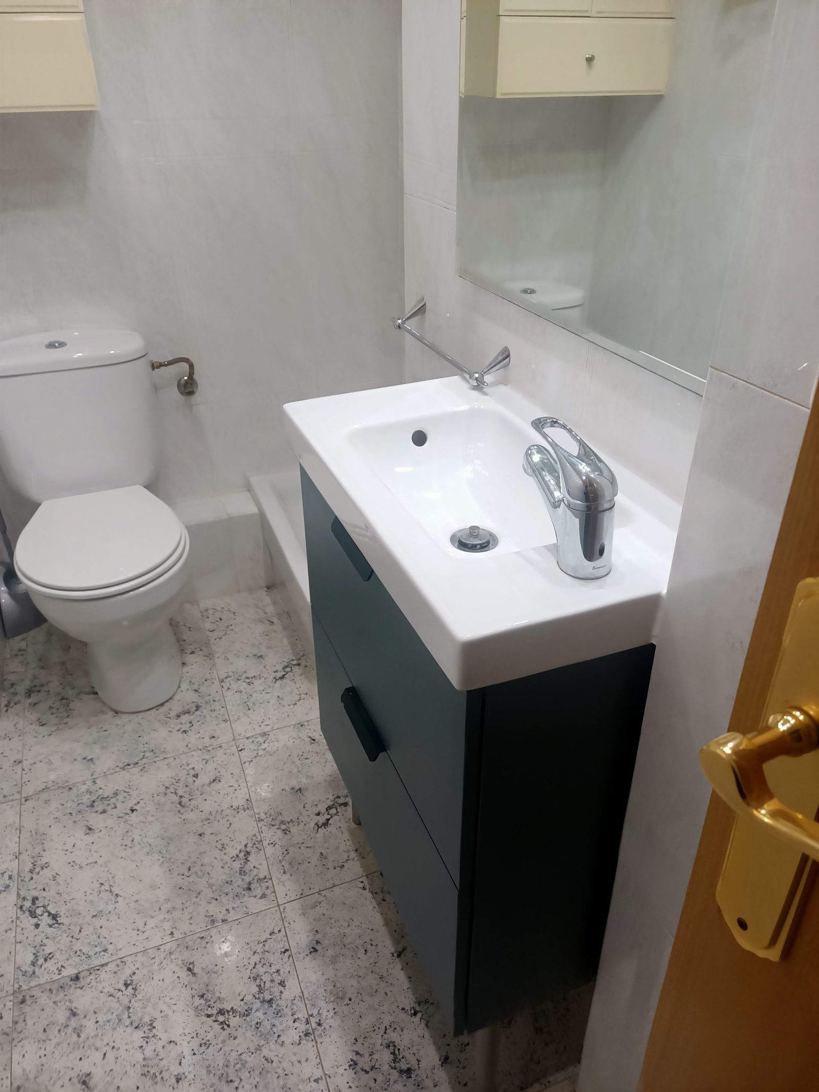 Baño neutro con personalidad propia, antes de la reforma