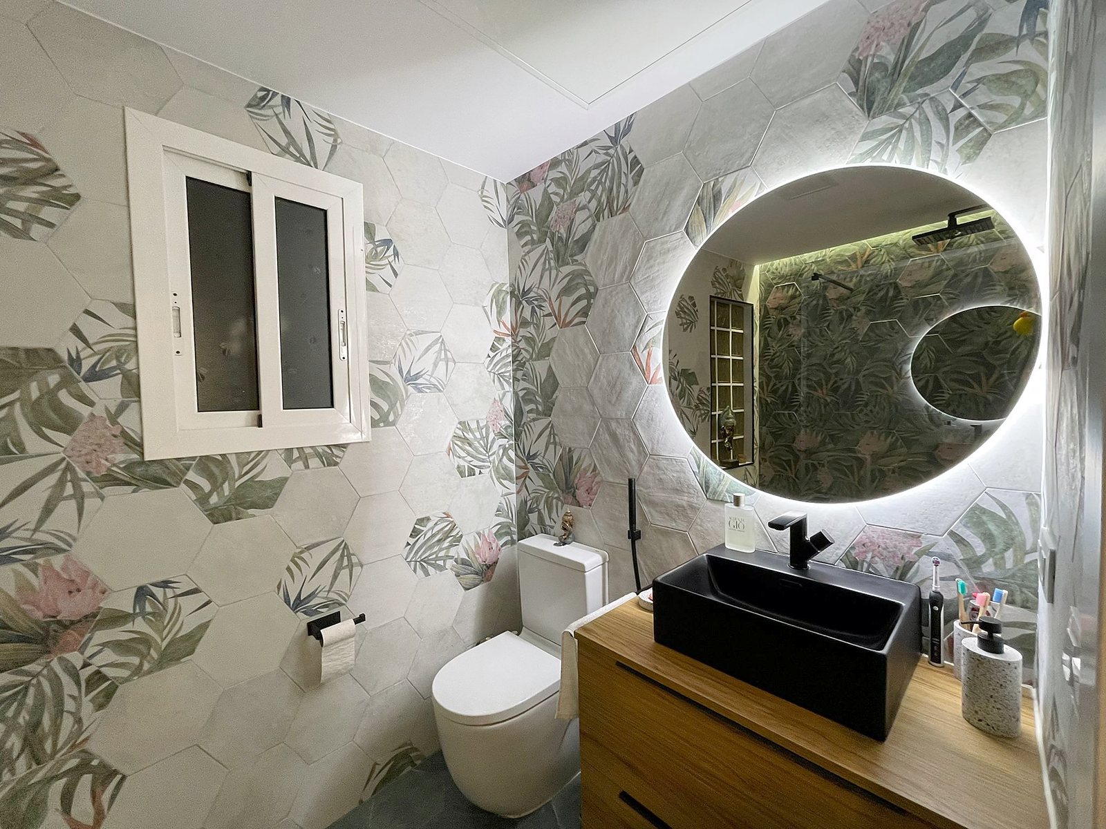 Baño neutro con personalidad propia, despu&eacute;s de la reforma