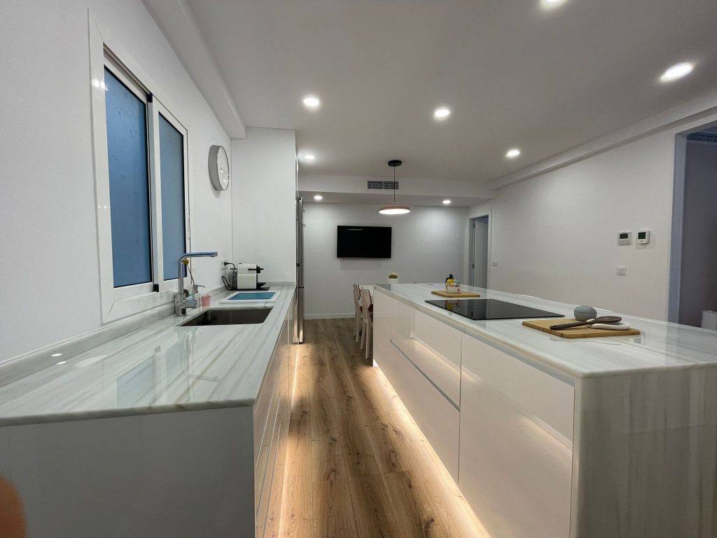 cocina de colores claros