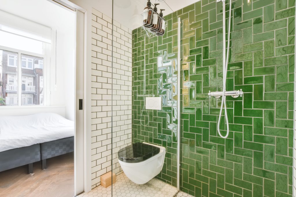 baño con azulejos verdes