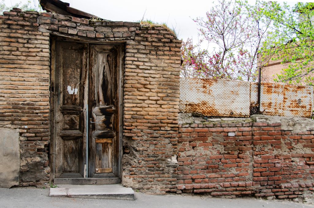 exterior de una casa en ruinas