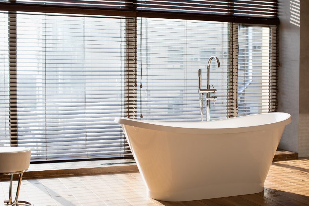 bañera en un baño lleno de luz