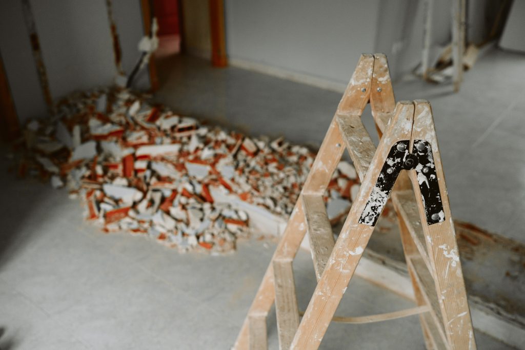 escalera de obra con escombros
