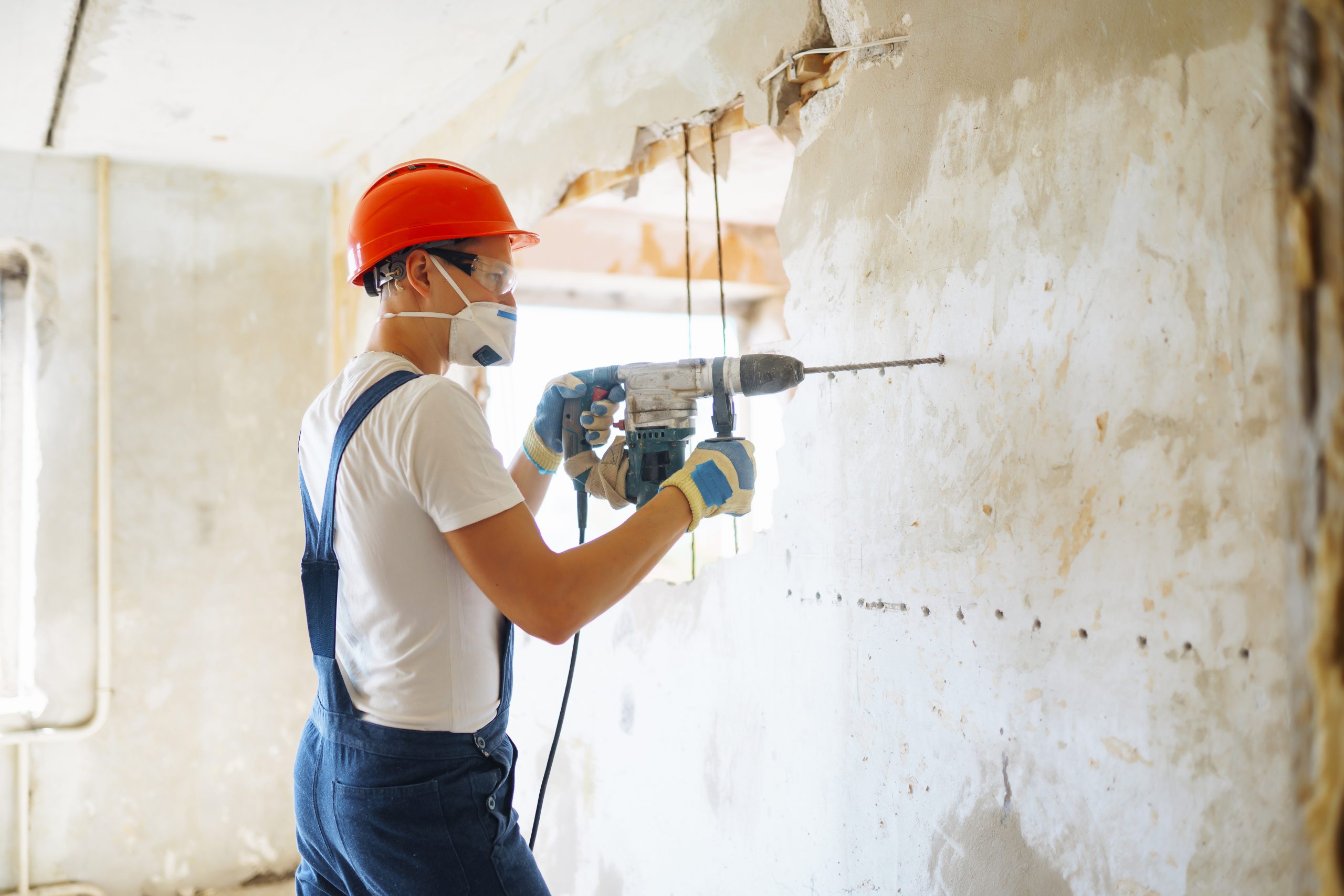 repairer-in-boilersuit-holding-tools-apa