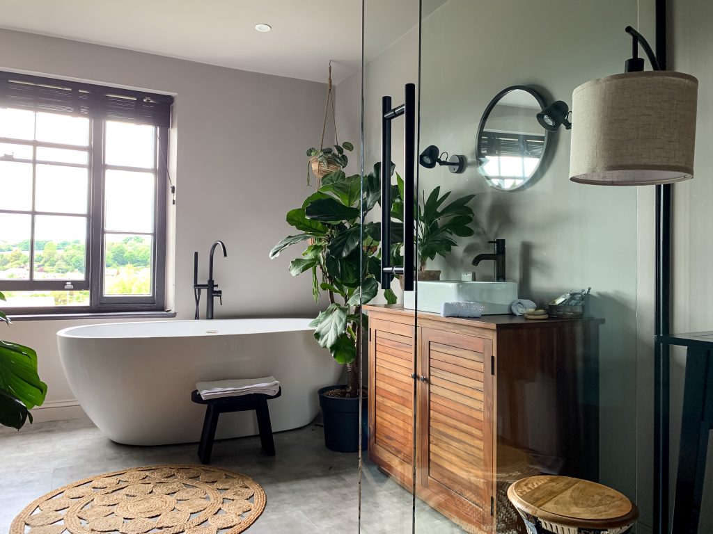 baño con plantas