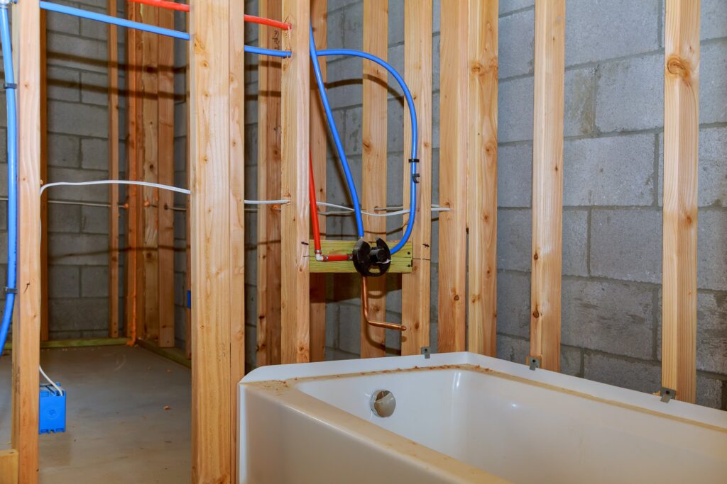 instalación de tuberías en un baño