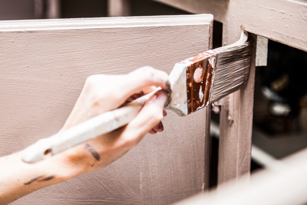 brocha pintando mueble de cocina
