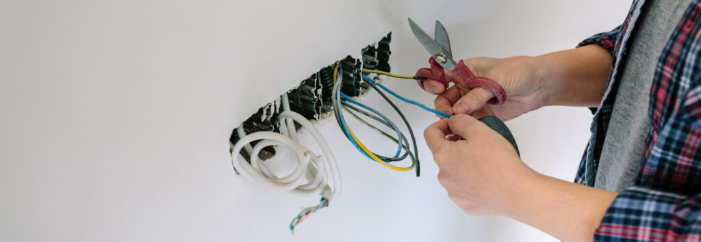 hombre arreglando cables