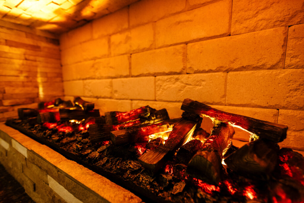 maderas quemandose en chimenea electrica