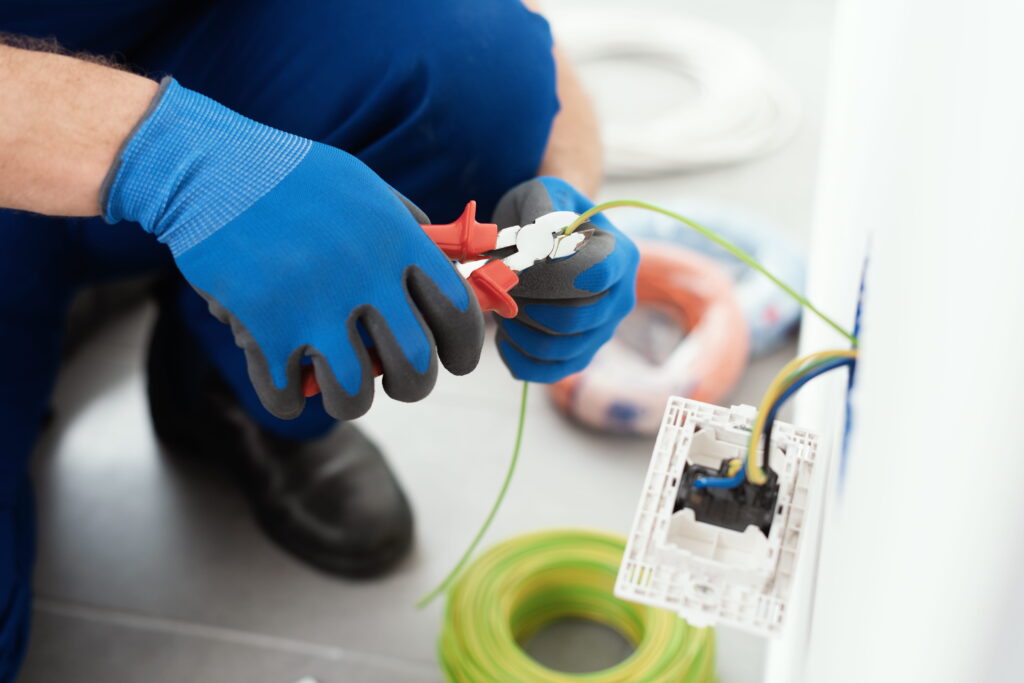trabajador pelando cables