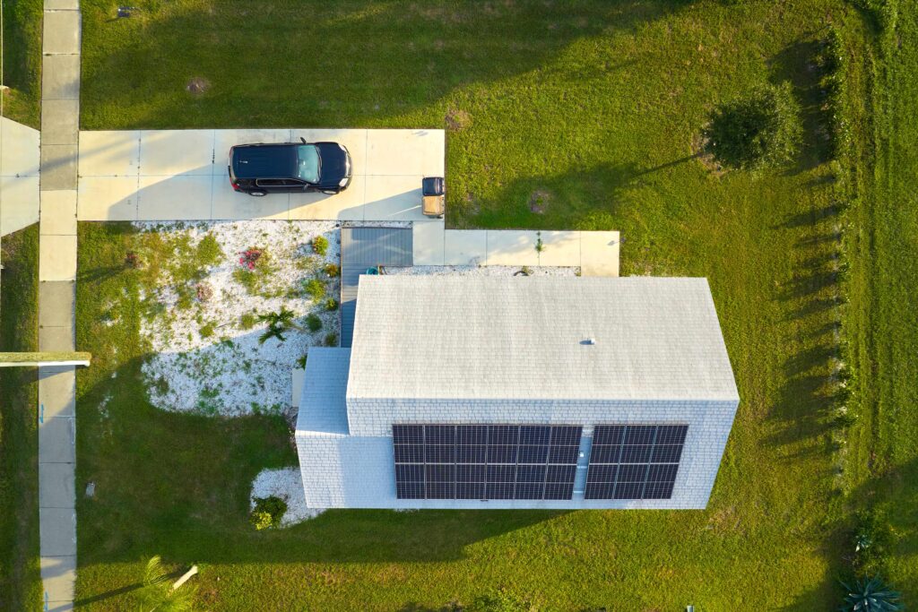 casa residencial con paneles solares