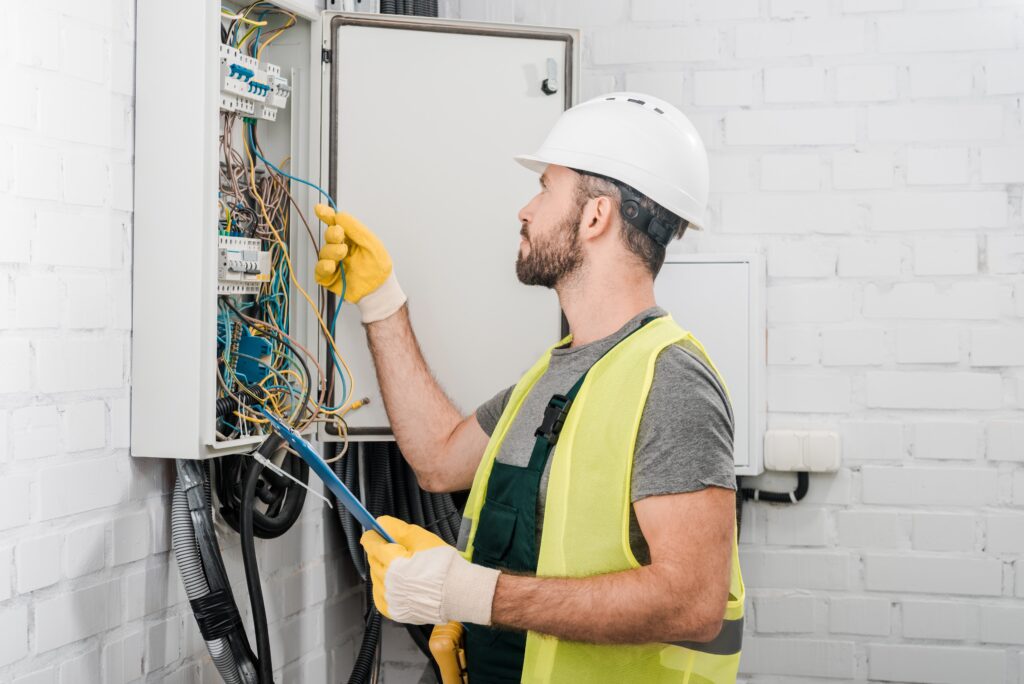 hombre revisando instalacion electrica