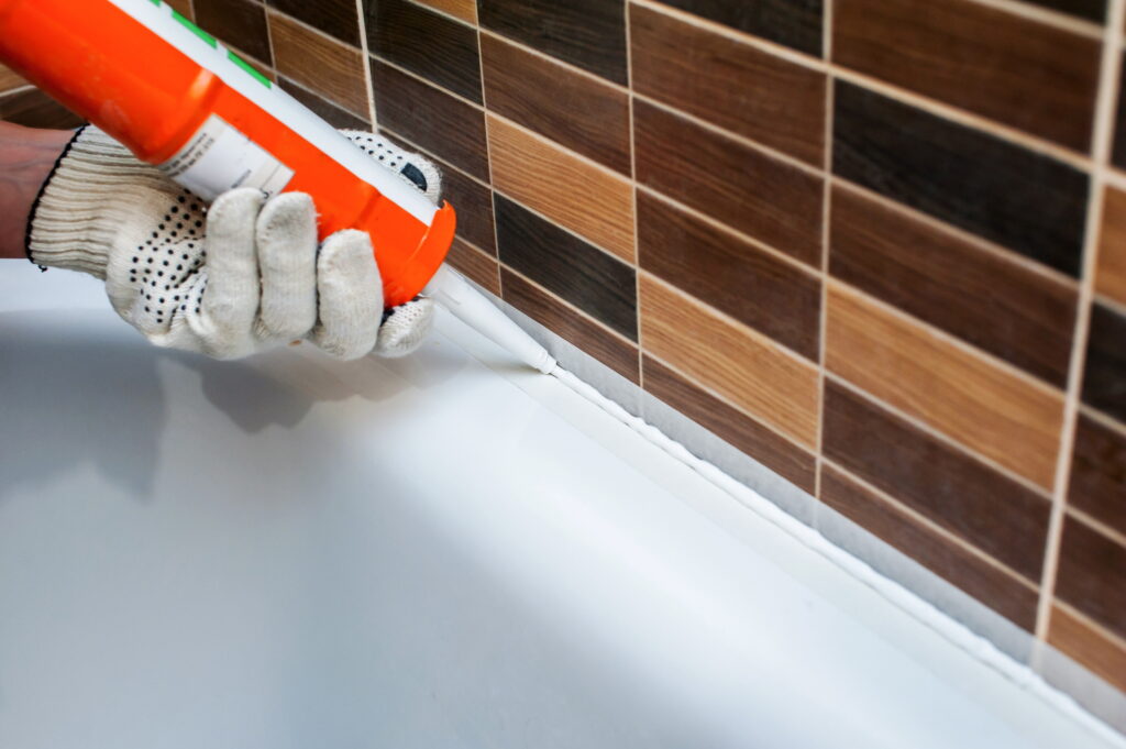 trabajo con silicona en una bañera