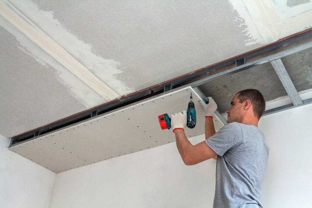 hombre instalando un falso techo